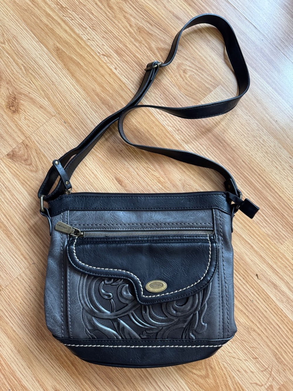 Concept Two-Tone Leather Crossbody Bag 🔅